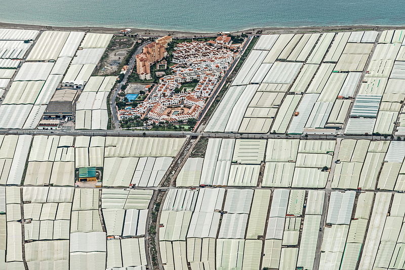 Illustration for article titled Amazing Aerial Photos of Greenhouses Blanketing the Spanish Landscape
